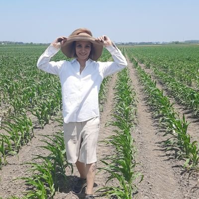 Mitra Ghotbi standing in a maize field